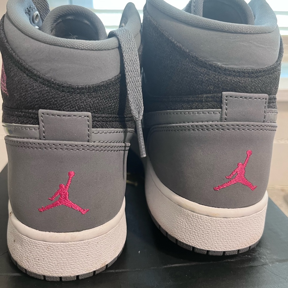 Grey an pink Nike size 7-1/2 Good shoes and authentic - Picture 4 of 5